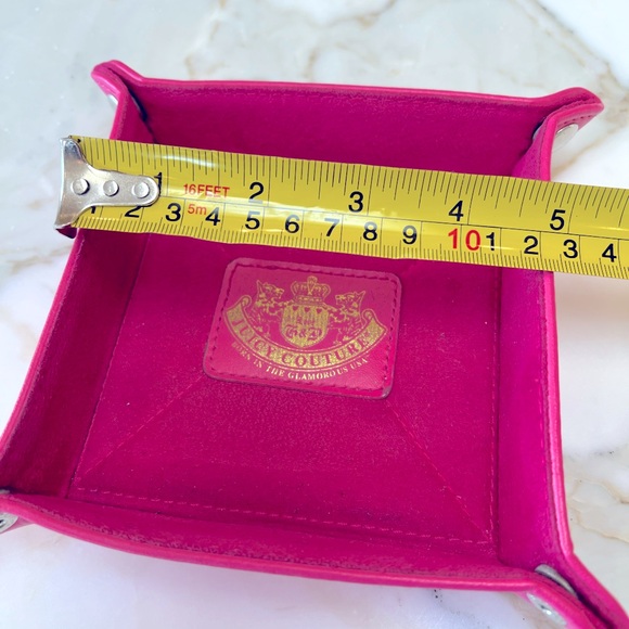 JUICY COUTURE HOT PINK LEATHER CONTAINER W/SNAPS GOOD CONDITION ๐ฉท๐ฉท - Picture 6 of 7